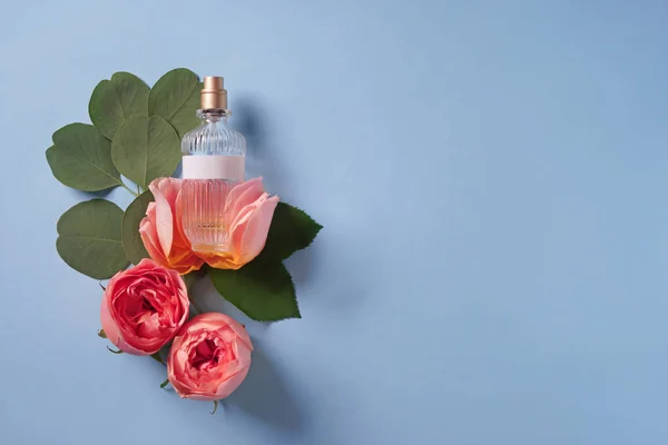 Бутылка Духов Красивыми Розами Цветном Фоне — стоковое фото