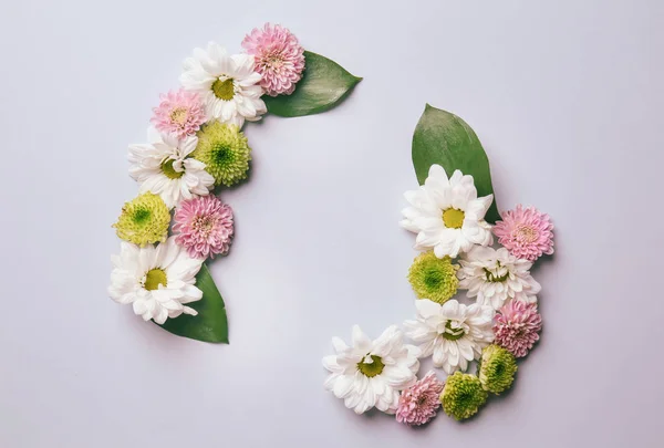 Plat Lag Samenstelling Met Prachtige Bloemen Lichte Achtergrond — Stockfoto