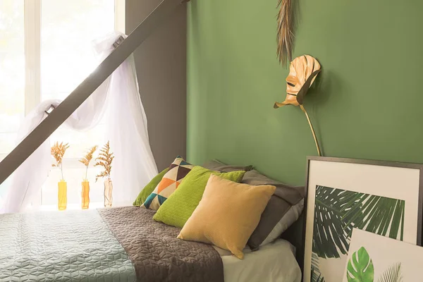 Interior Del Dormitorio Moderno Confortable Con Hojas Tropicales Doradas Pared — Foto de Stock
