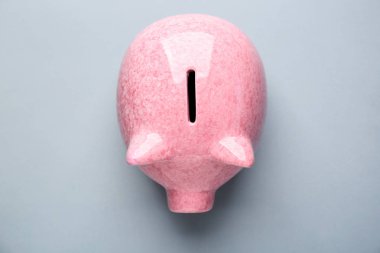 Kumbara gri arka plan üzerinde