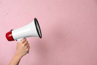 Megafon renk arka plan üzerinde tutan kadın