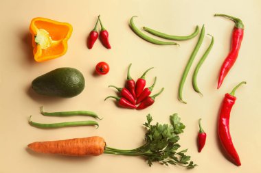 Işık arka plan üzerinde farklı sebze ile düz yatıyordu kompozisyon