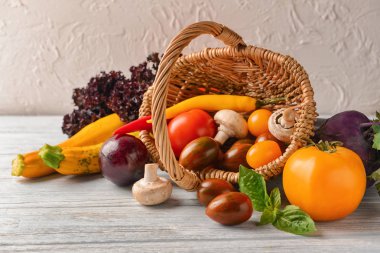 Çeşitli taze sebze ile hasır sepet ahşap tablo