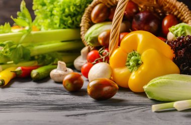 Çeşitli taze sebze ile hasır sepet ahşap tablo