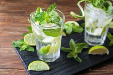 Ahşap masa üzerinde bardaklarda taze mojito