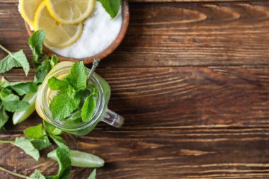 Mason kavanoza ahşap masa üzerinde taze mojito ile