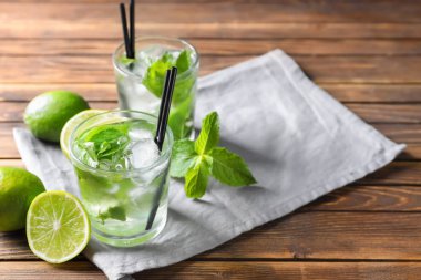 Ahşap masa üzerinde taze mojito bardak