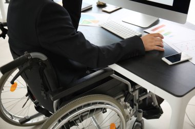Bilgisayar Office ile çalışan tekerlekli sandalyede işadamı
