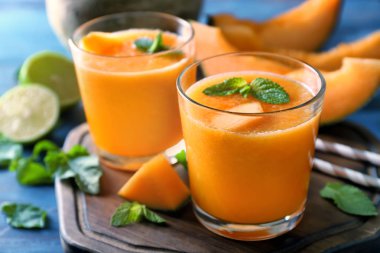 Gözlük lezzetli kavun güler yüzlü masada