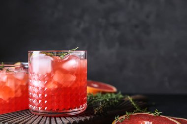 Greyfurt limonata ahşap tahta üzerinde serinletici cam