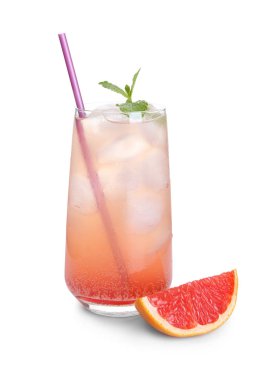 Greyfurt limonata beyaz arka plan üzerinde serinletici cam