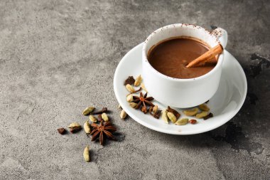 Gri masada sıcak çikolata