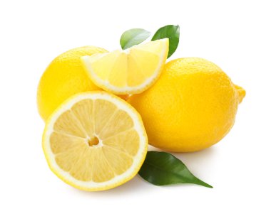 Beyaz arka planda olgun limonlar