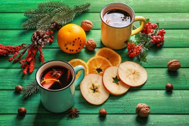 Metal bardak renk ahşap masa lezzetli mulled şarap