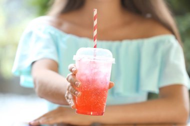 Karpuz limonata açık havada, closeup serinletici Kupası tutan genç kadın