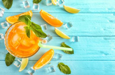 Taze yaz kokteyl cam renk ahşap tablo