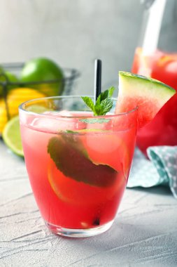 Taze karpuz limonata masada bir bardak