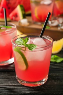 Bardak taze karpuz limonata ahşap tablo