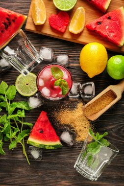 Cam buz küpleri ve ahşap arka plan üzerinde meyve taze karpuz limonata