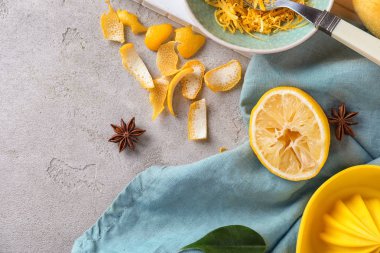 Olgun limon ve gri tablo kabuğuna dilim