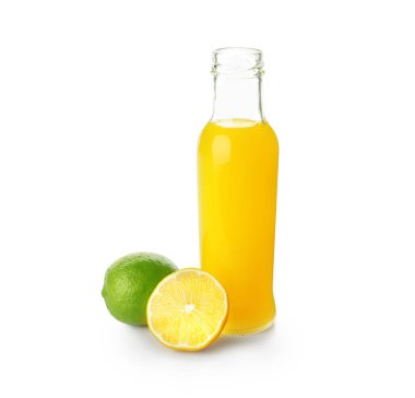 Beyaz arka plan üzerinde taze limon suyu şişe