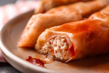 Lahana dolması domates sosuna tabağında, closeup bırakır.