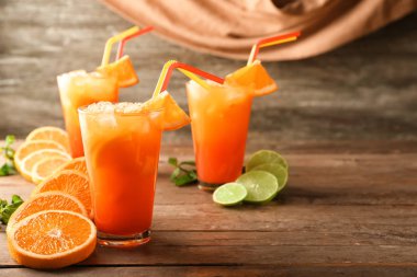 Taze yaz kokteyl gözlük ahşap tablo