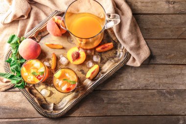 Taze yaz kokteyl cam metal tepsi