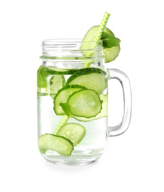 Taze salatalık suyu beyaz arka plan üzerinde Mason kavanoz