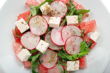 Karpuz, beyaz peynir ve turp plaka, closeup ile lezzetli salata