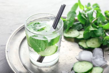 Salatalık bardak su masada nane ile infüzyon