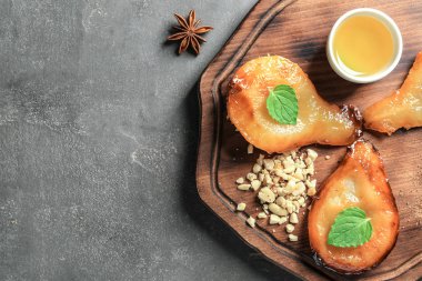 Ahşap tahta üzerinde bal ile lezzetli pişmiş armut yarısı