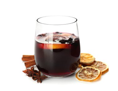 Beyaz zemin üzerine lezzetli mulled şarap