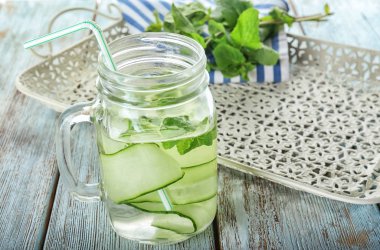 Mason kavanoza taze salatalık su ahşap masa