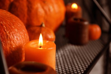 Cadılar Bayramı partisi stand için dekor olarak kabak ile yanan mumlar