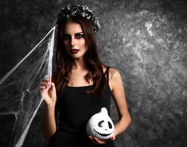 Cadılar Bayramı için koyu arka plan üzerine giymiş kadın güzel