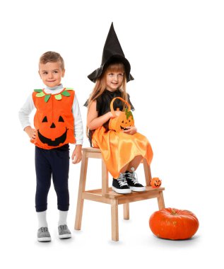 Sevimli küçük çocuk cadı ve Jack-o-lantern Cadılar Bayramı için beyaz zemin üzerine giymiş