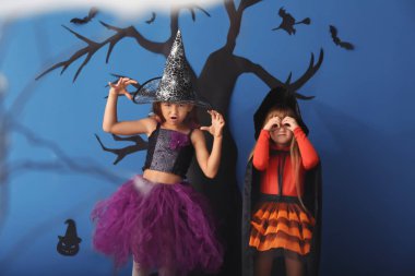 Cadı Cadılar Bayramı ayakta ürpertici dekor ile renk duvara için sevimli küçük kız kostümü