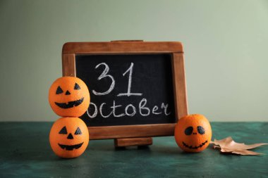 Metin 31 Ekim ile kara tahta ve portakal Cadılar Bayramı için masada boyalı