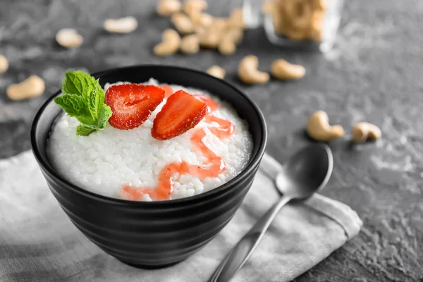 Bol Avec Délicieux Pouding Riz Fraise Sur Fond Sombre — Photo