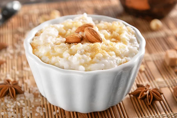 Mangkuk Dengan Puding Nasi Lezat Dan Almond Tikar Bambu — Stok Foto