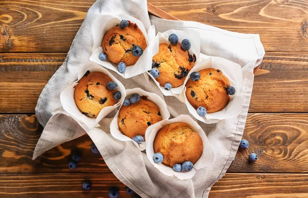 Lezzetli Blueberry Muffins Ahşap Tablo — Stok fotoğraf