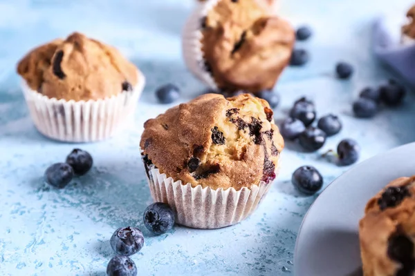 Muffins Aux Myrtilles Savoureux Sur Fond Couleur — Photo