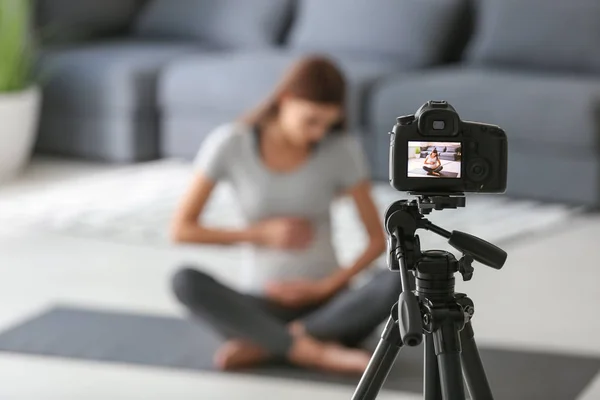 Jovem Blogueira Grávida Gravando Vídeo Casa — Fotografia de Stock