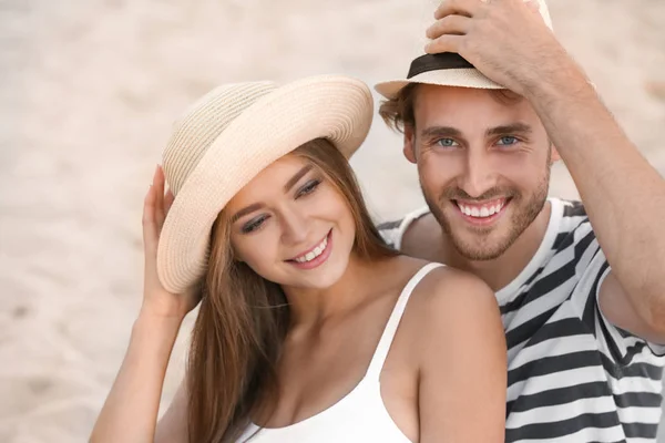 Feliz Jovem Casal Descansando Praia Mar — Fotografia de Stock