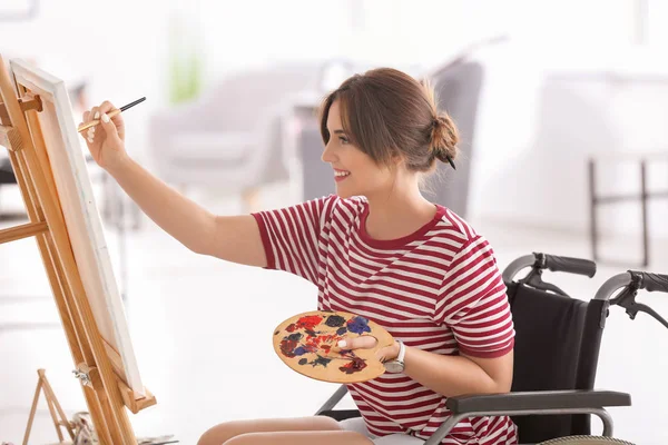 年轻女性艺术家在轮椅绘画图片在家里 — 图库照片