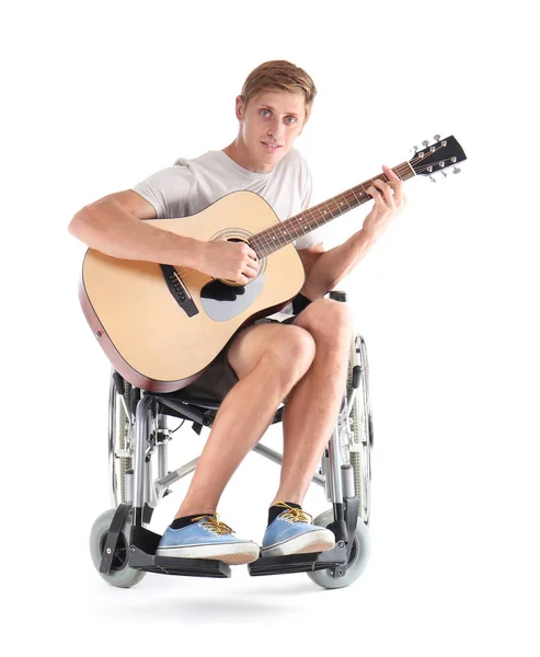 Młody Człowiek Wózku Inwalidzkim Gra Gitarze Białym Tle — Zdjęcie stockowe