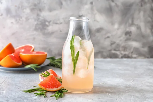 Garrafa Limonada Toranja Refrescante Com Alecrim Mesa — Fotografia de Stock