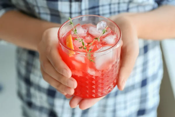 Frau Mit Einem Glas Erfrischender Grapefruit Limonade Nahaufnahme — Stockfoto