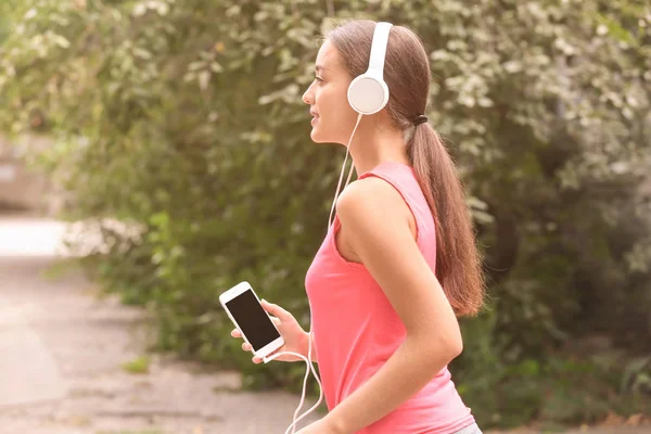 Sporty Young Woman Listening Music Outdoors — Stock Photo, Image